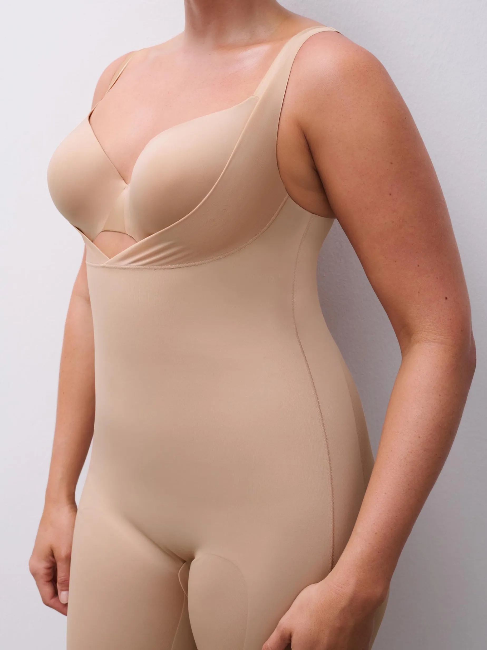 Body med shaping effekt og shorts - Nude