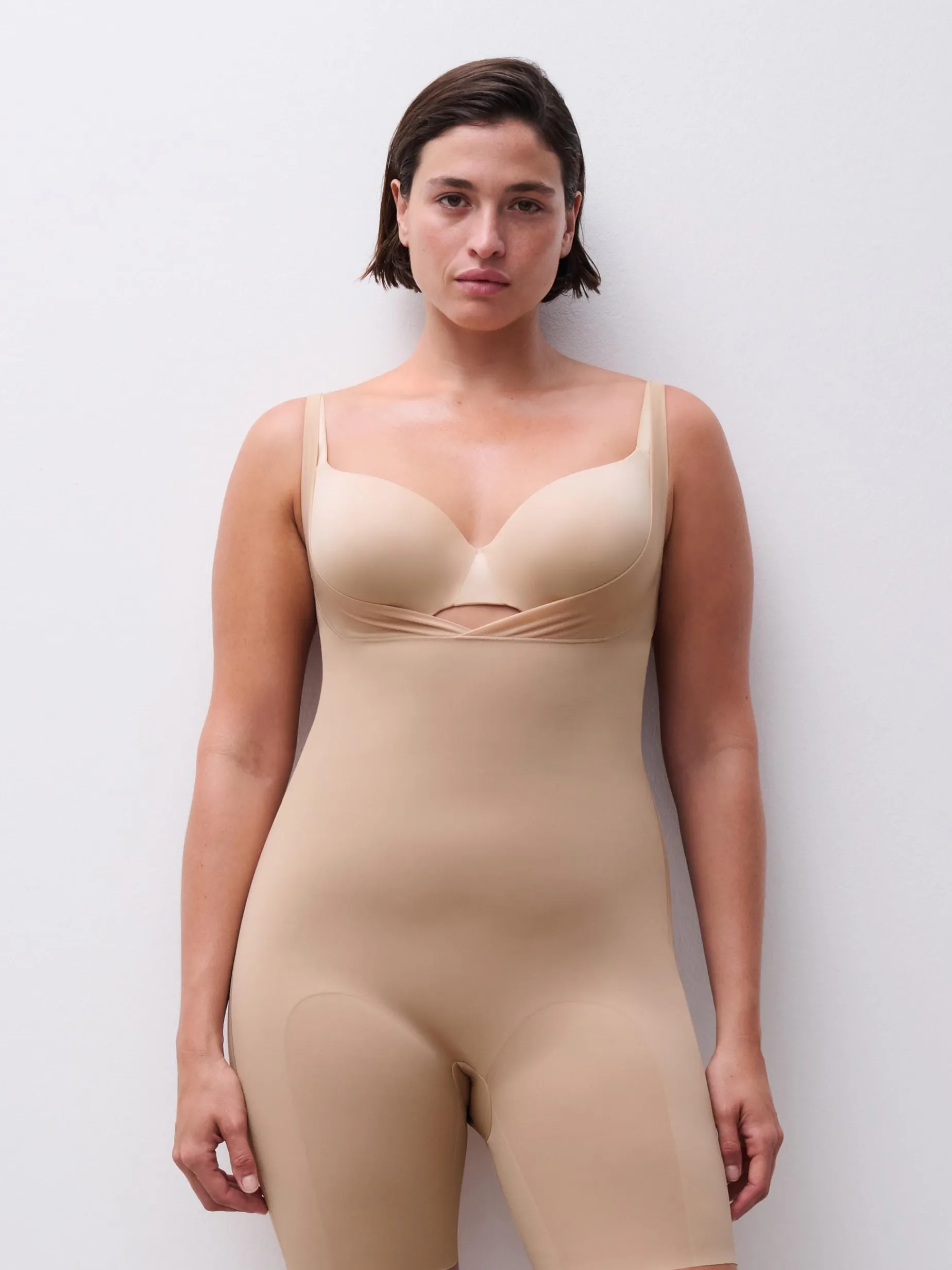 Body med shaping effekt og shorts - Nude
